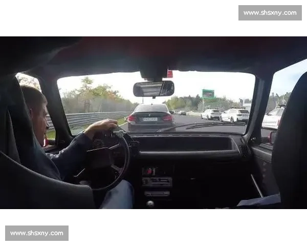 纽北撞车现场：Fiat Uno Turbo 车主的淡定时刻